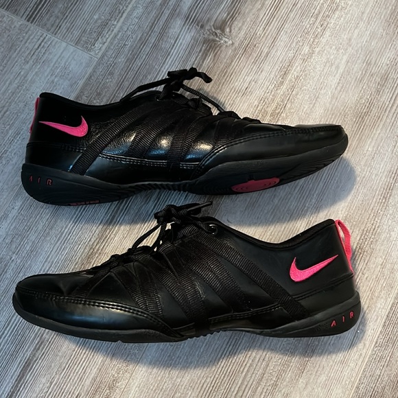 Nike Air Runners. Black with Pink Detailing. Size 6. - Picture 2 of 4